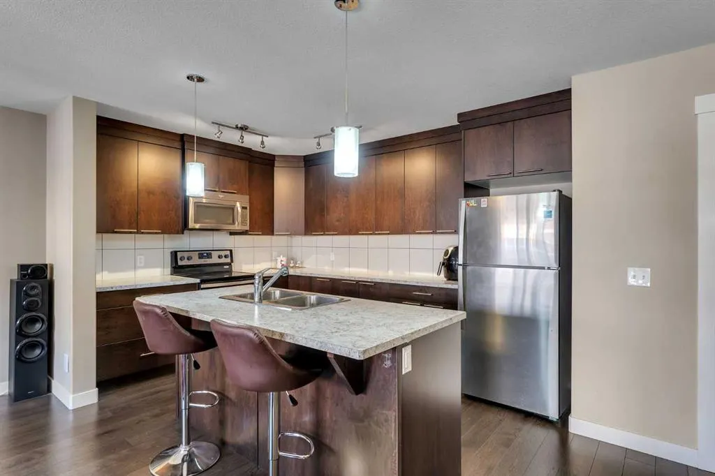 823 Skyview Ranch Grove NE
