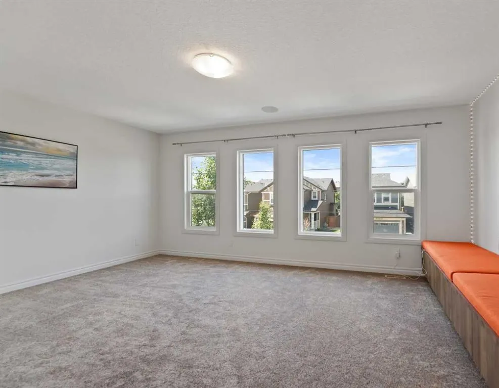 99 Evansglen Circle NW