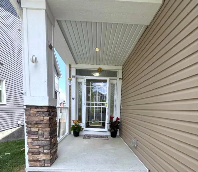 99 Evansglen Circle NW