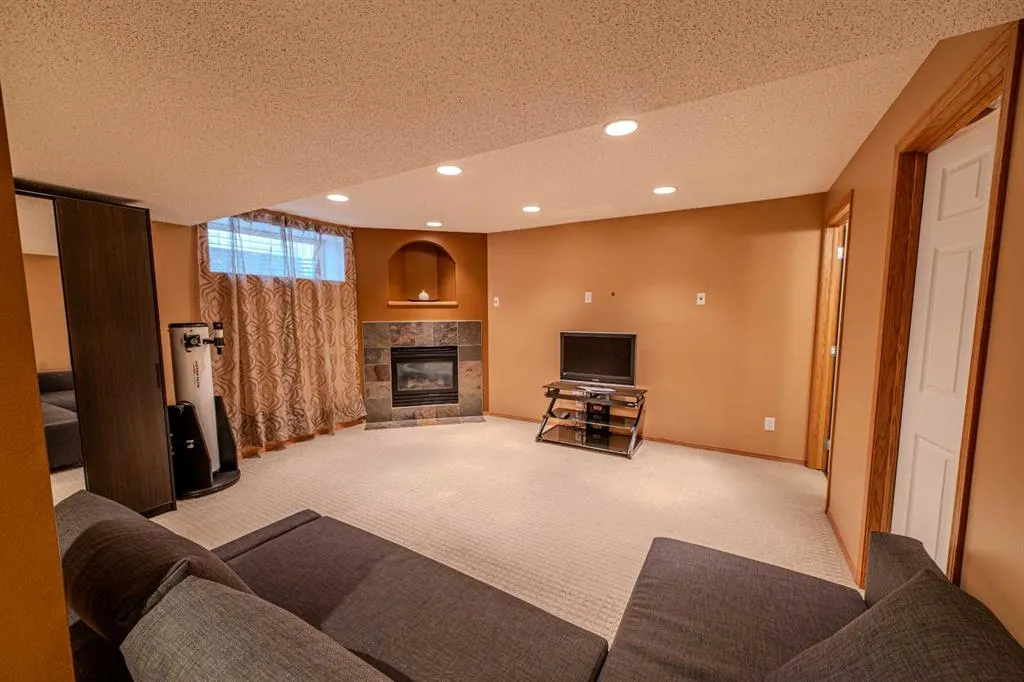 192 Somerglen Common SW