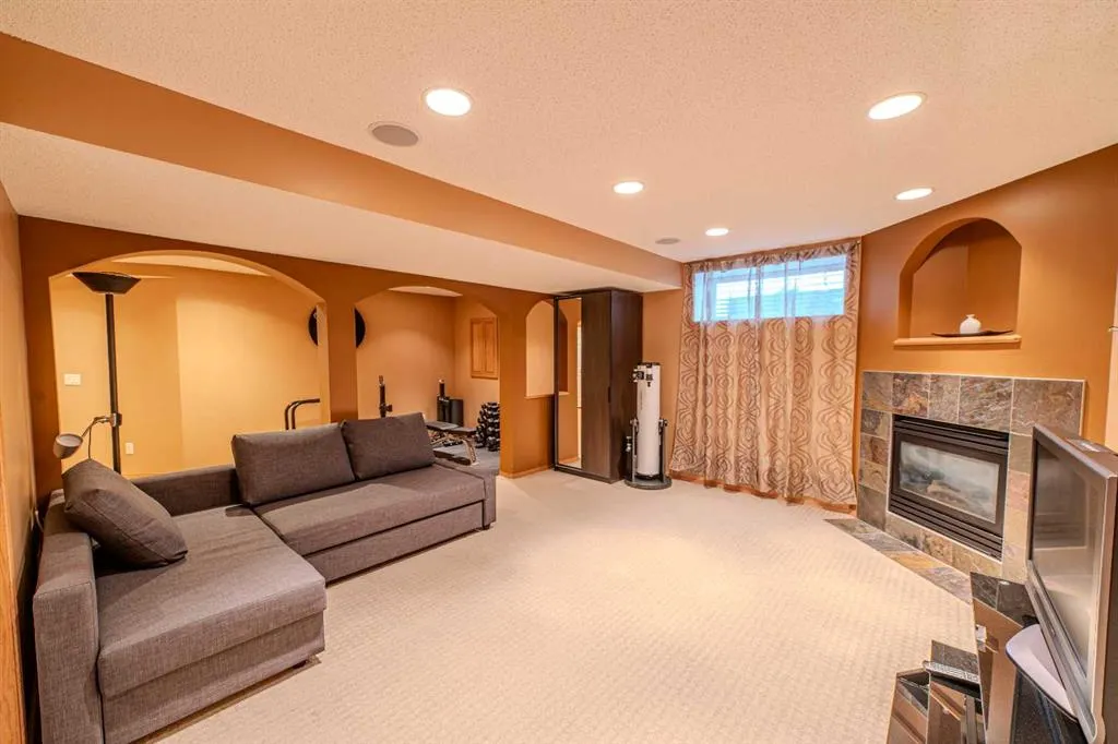 192 Somerglen Common SW