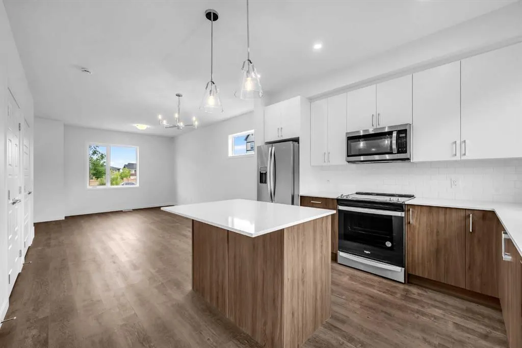 25 Evanscrest Mews NW, #101