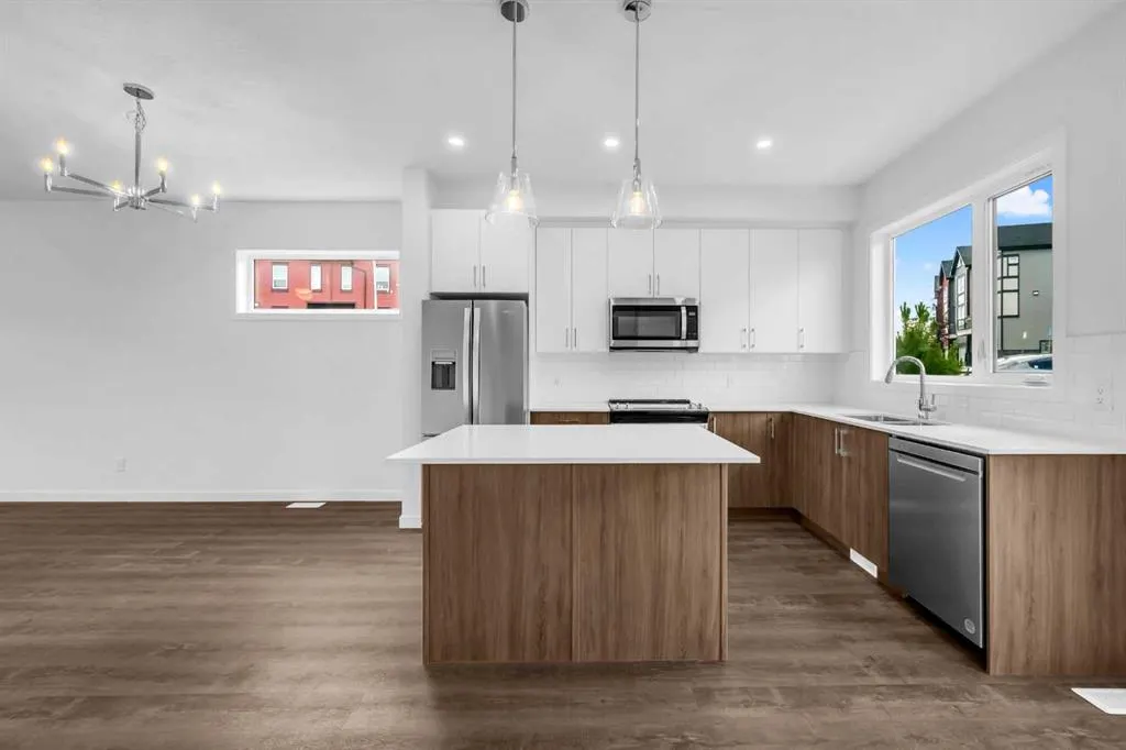 25 Evanscrest Mews NW, #101