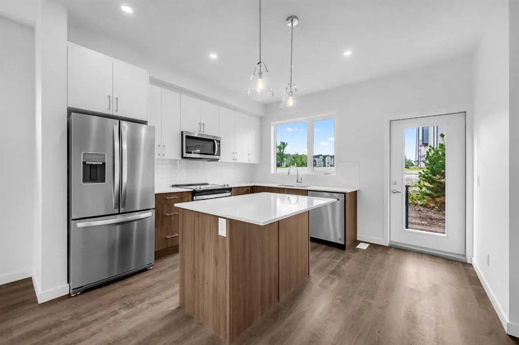 25 Evanscrest Mews NW, #101
