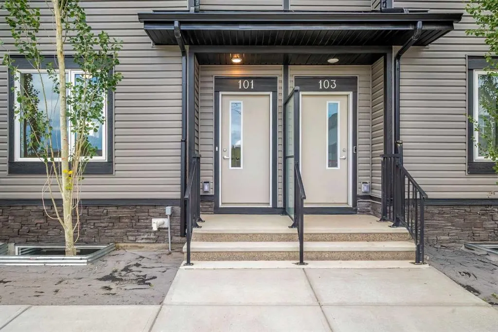 25 Evanscrest Mews NW, #101