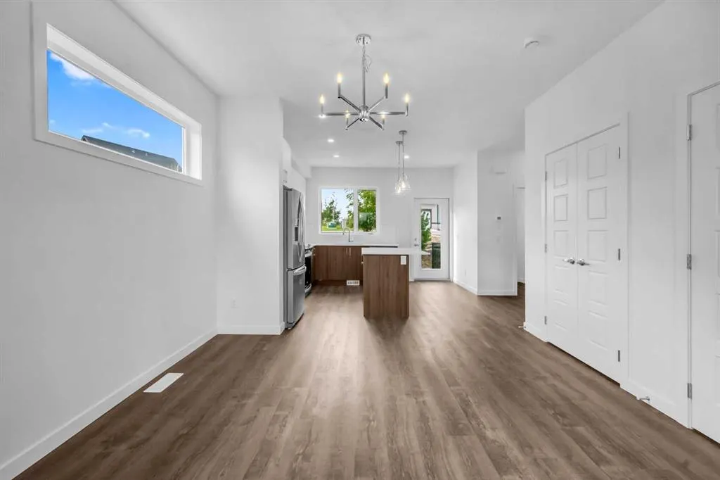 25 Evanscrest Mews NW, #101
