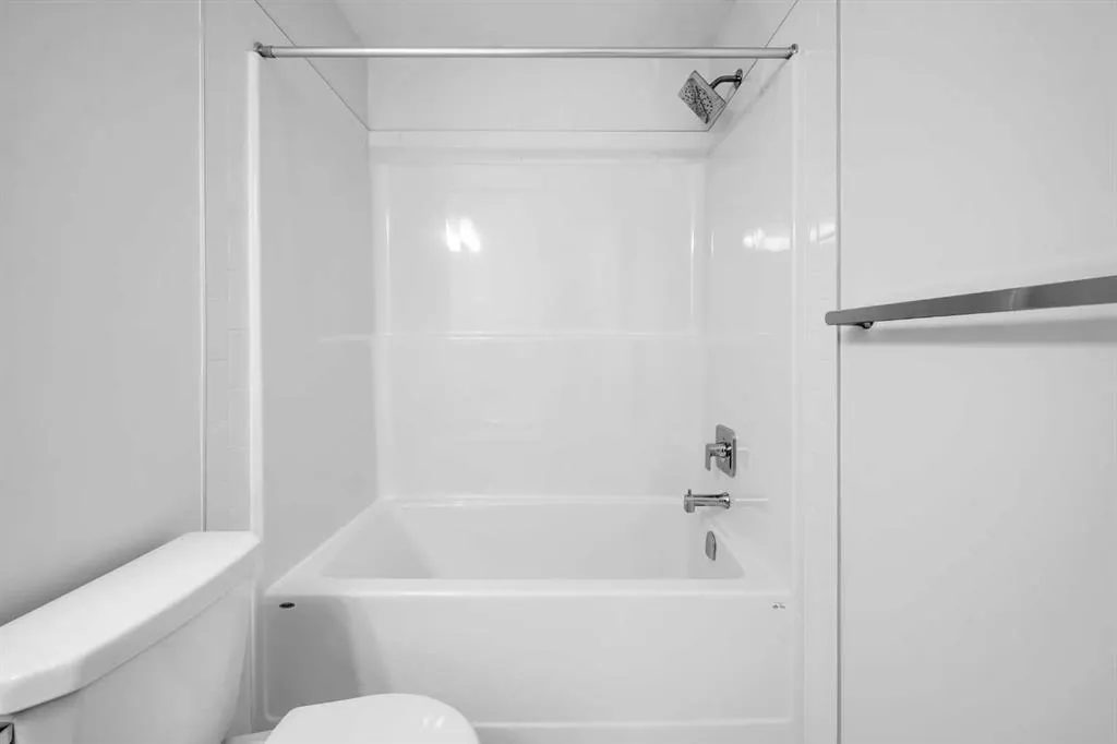 25 Evanscrest Mews NW, #101
