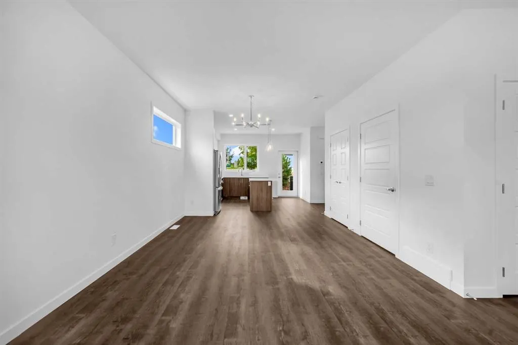 25 Evanscrest Mews NW, #101