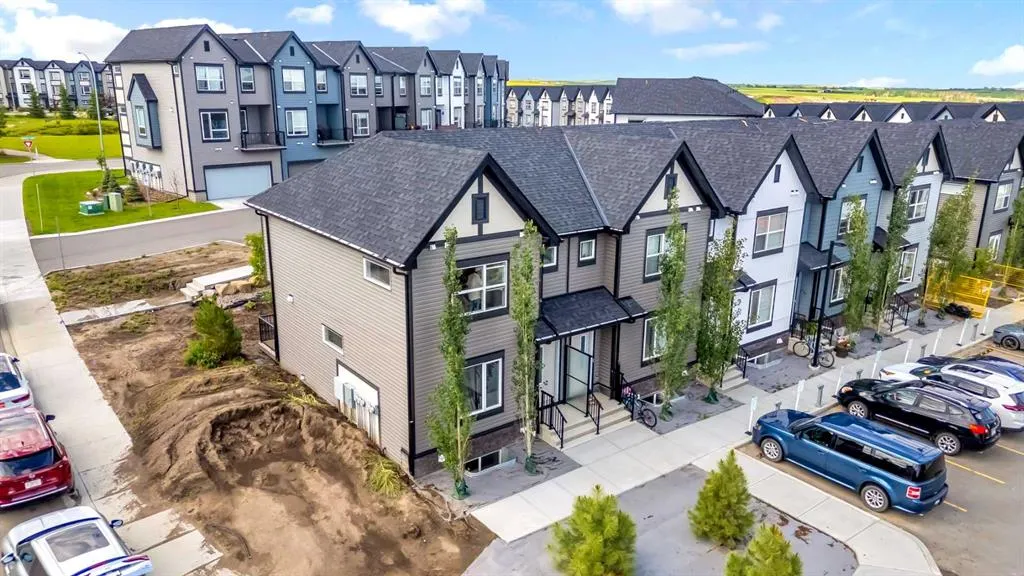 25 Evanscrest Mews NW, #101