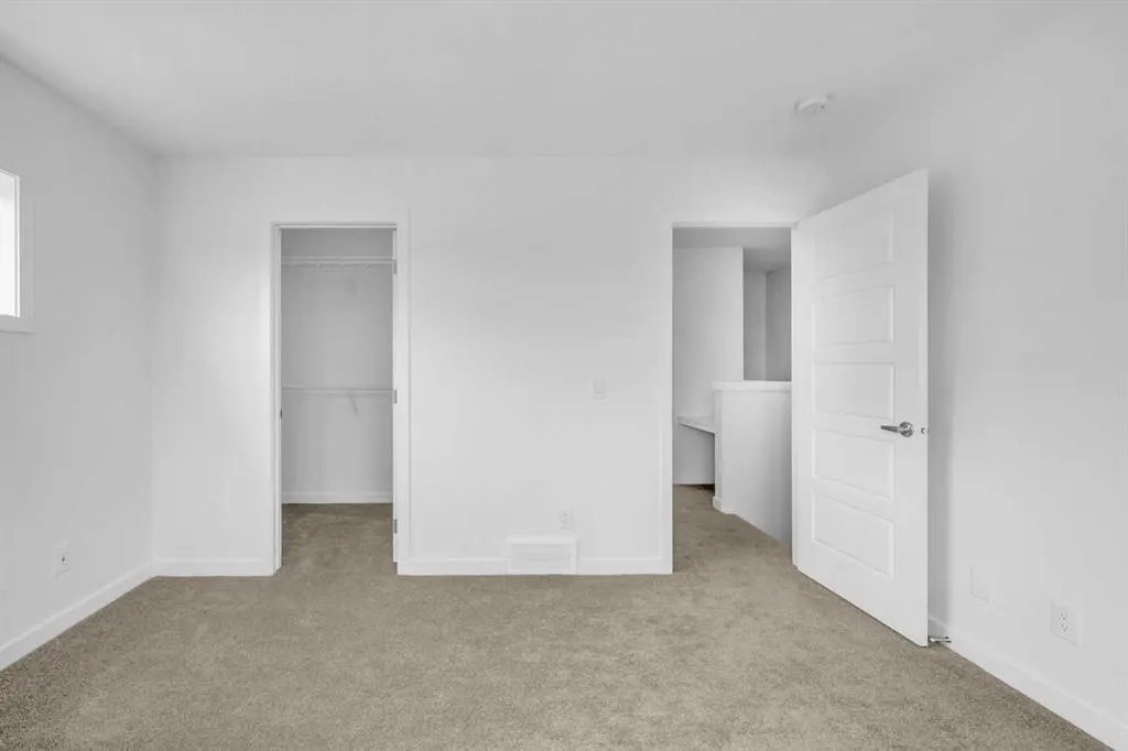 25 Evanscrest Mews NW, #101