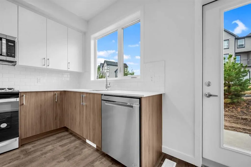 25 Evanscrest Mews NW, #101