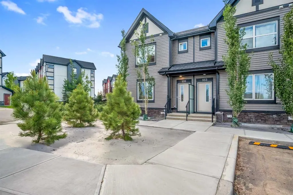 25 Evanscrest Mews NW, #101