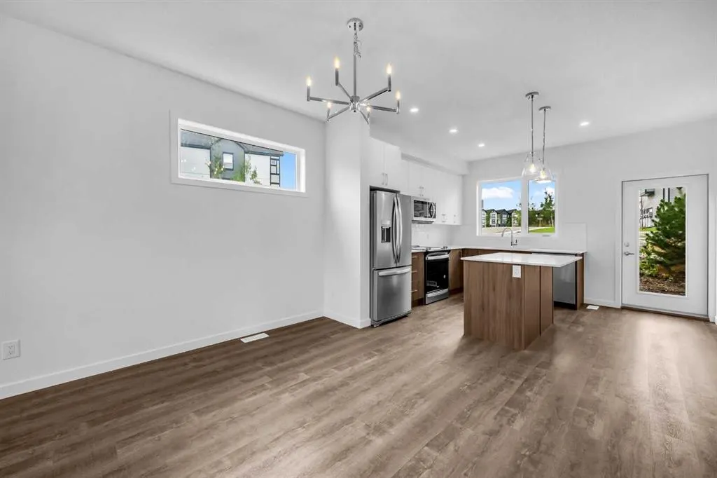 25 Evanscrest Mews NW, #101