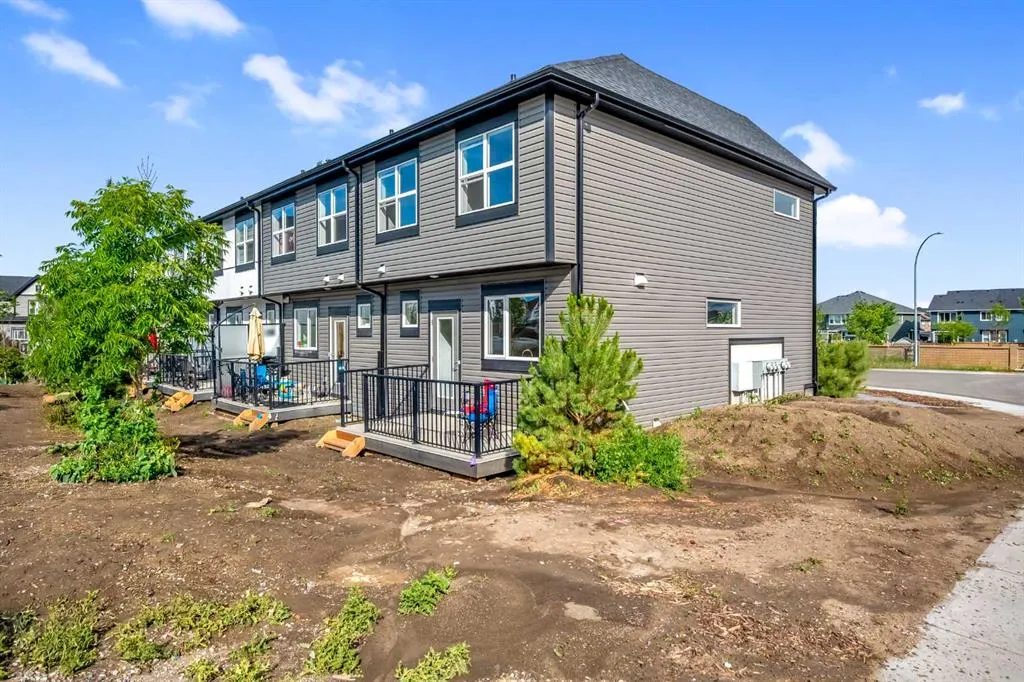 25 Evanscrest Mews NW, #101