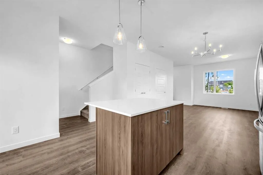 25 Evanscrest Mews NW, #101