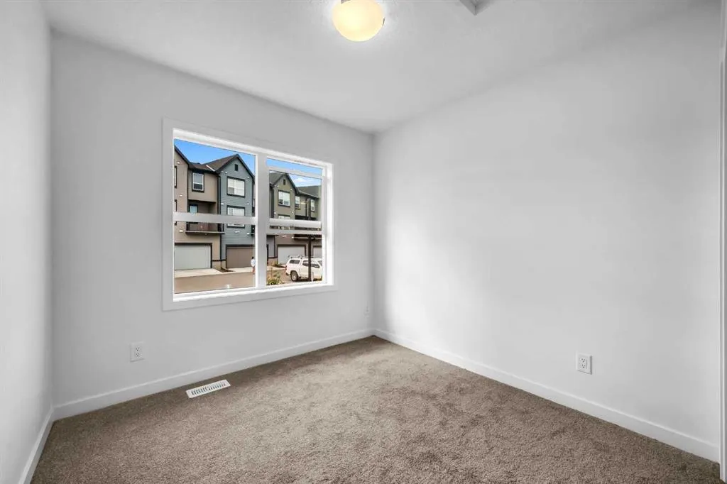 25 Evanscrest Mews NW, #101