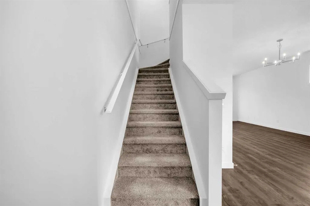 25 Evanscrest Mews NW, #101
