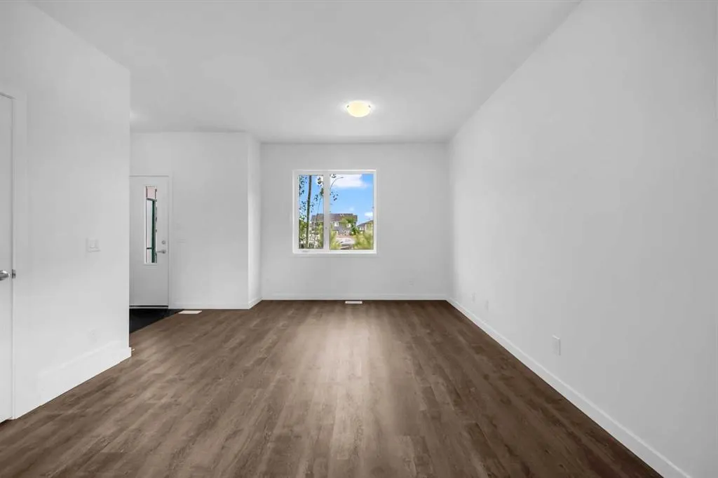 25 Evanscrest Mews NW, #101
