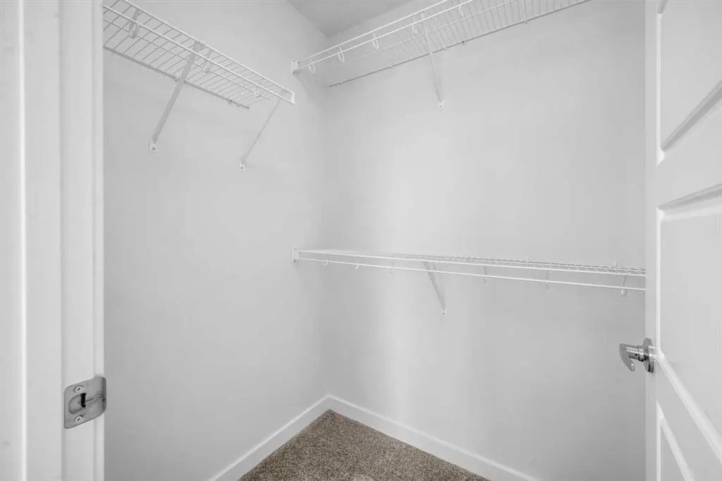 25 Evanscrest Mews NW, #101