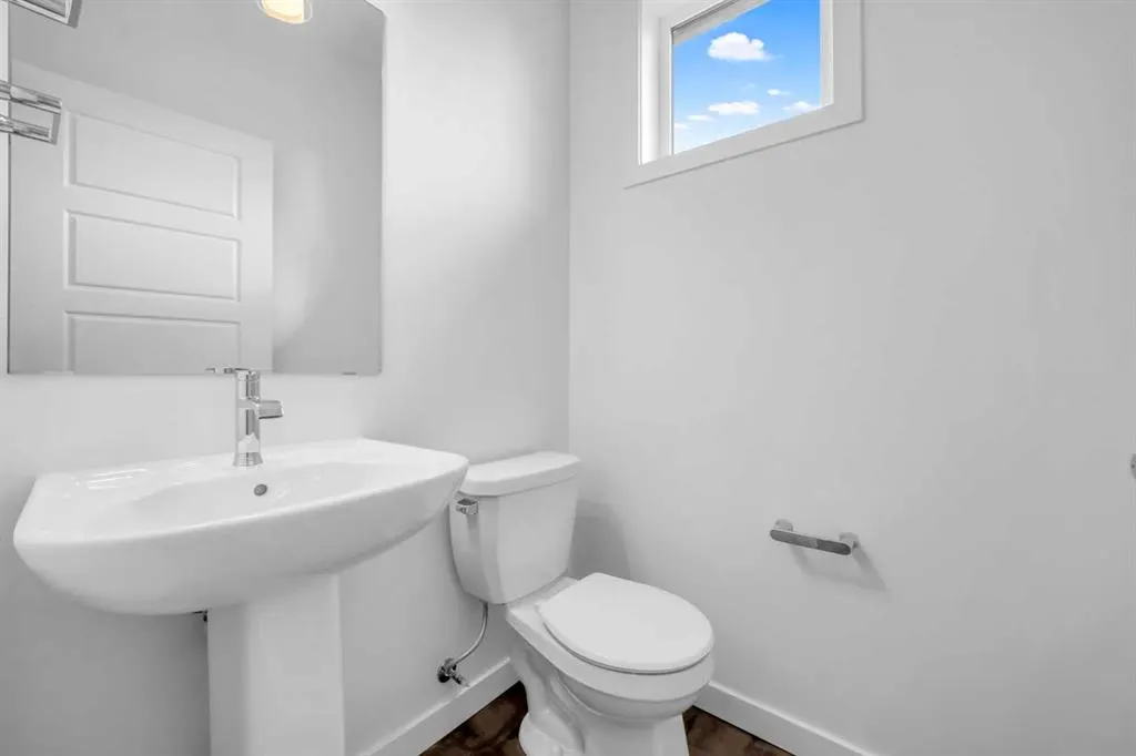 25 Evanscrest Mews NW, #101