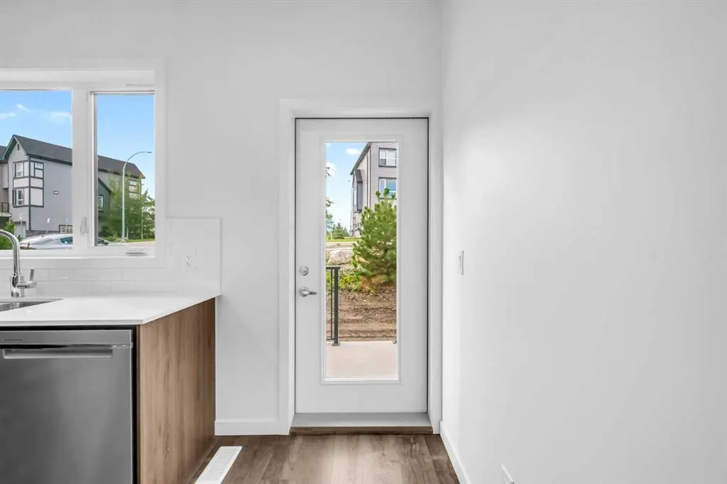25 Evanscrest Mews NW, #101