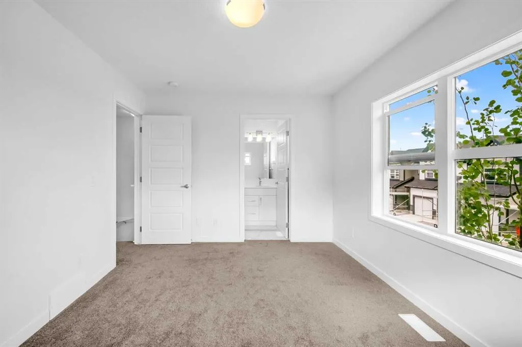 25 Evanscrest Mews NW, #101