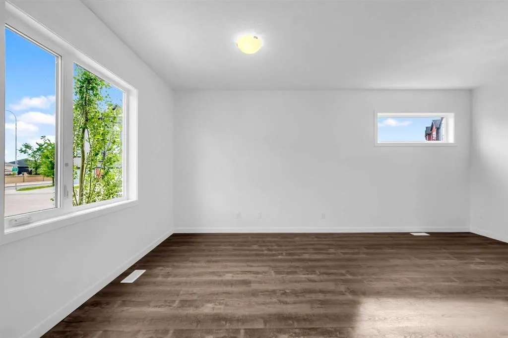 25 Evanscrest Mews NW, #101