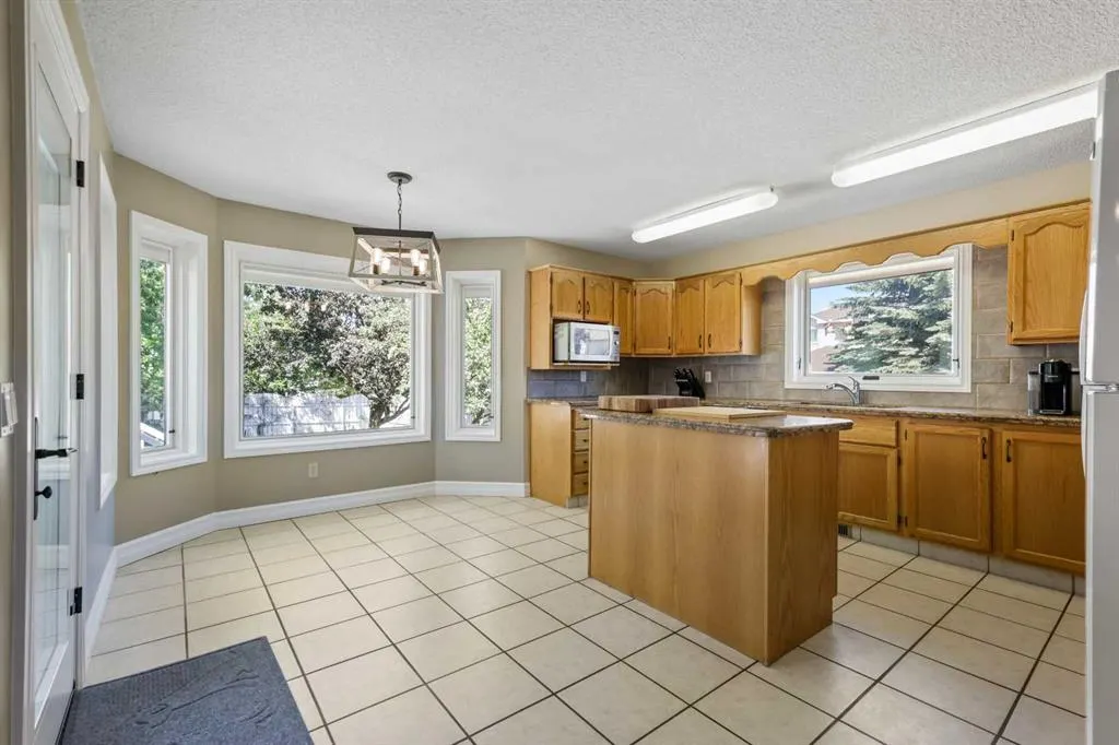 202 Hawktree Bay NW