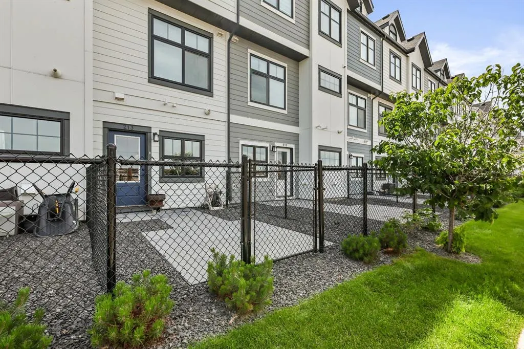 213 Les Jardins Park SE