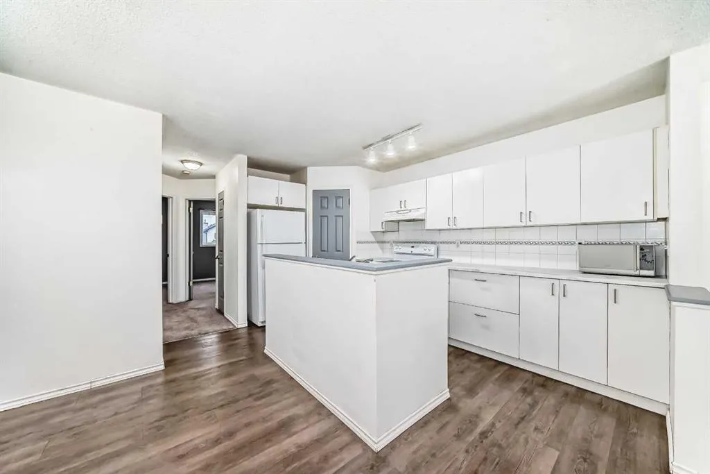 202 Saddlemead Green NE