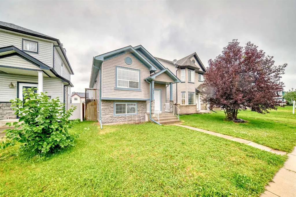 202 Saddlemead Green NE