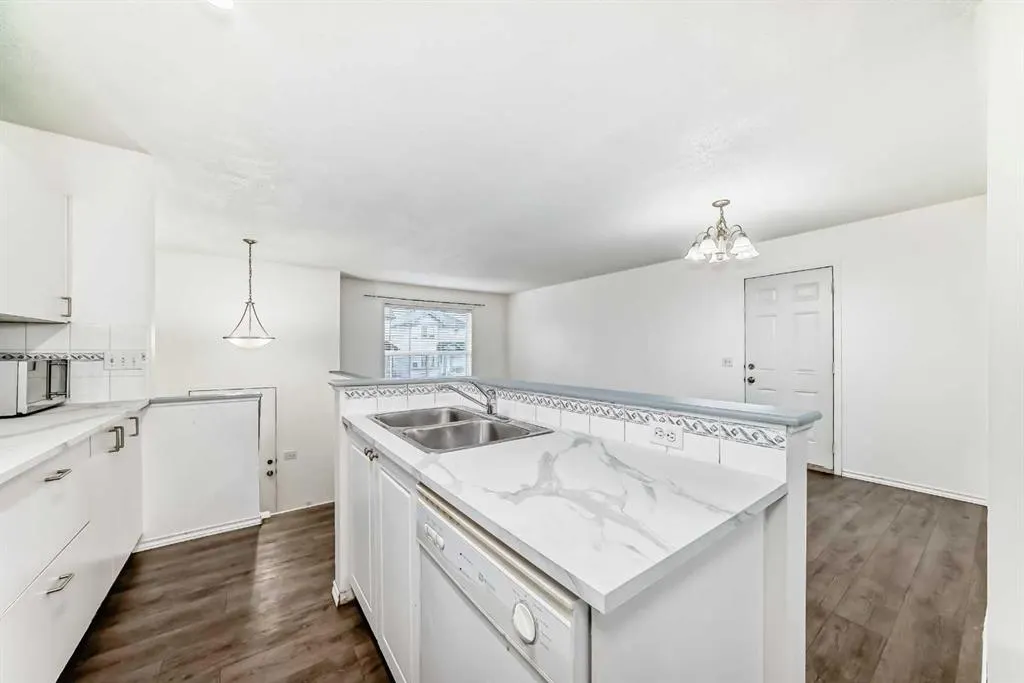 202 Saddlemead Green NE