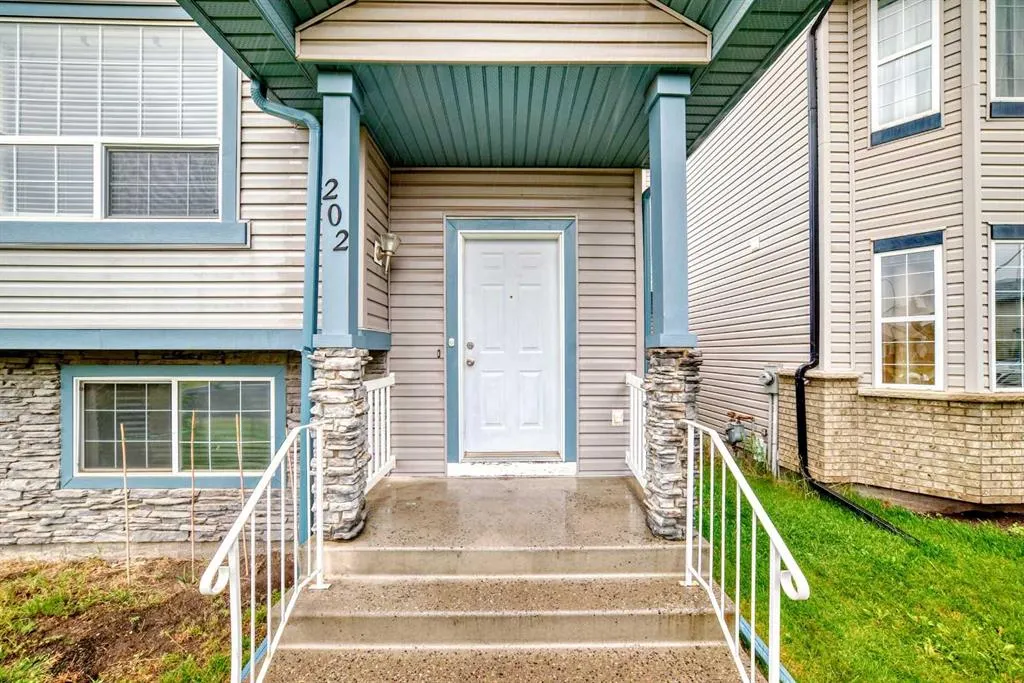 202 Saddlemead Green NE