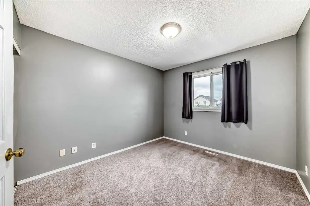 202 Saddlemead Green NE