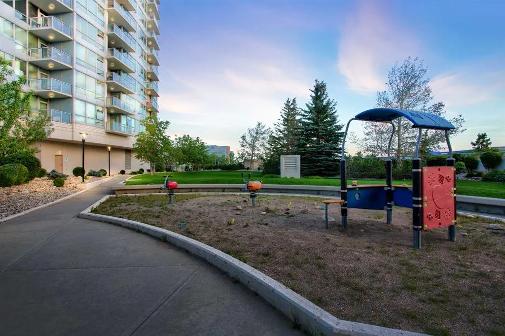 55 Spruce Place SW, #807