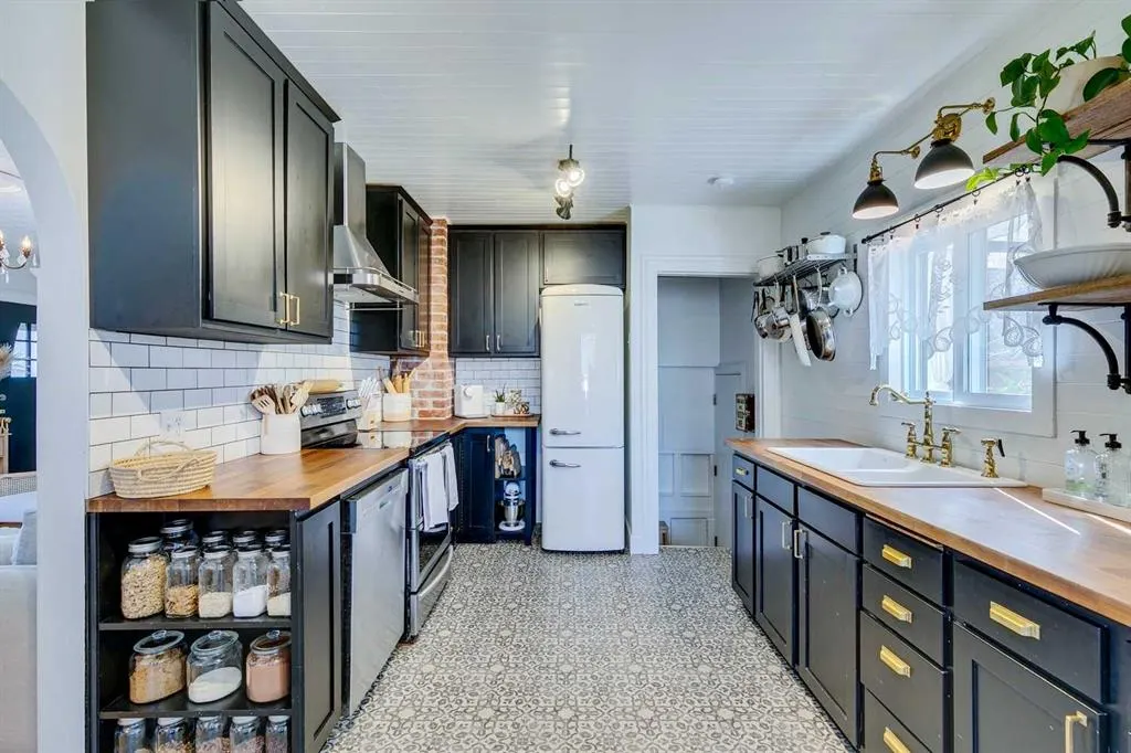 37 Elma Street W