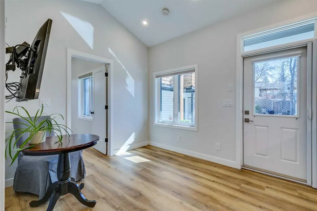 37 Elma Street W