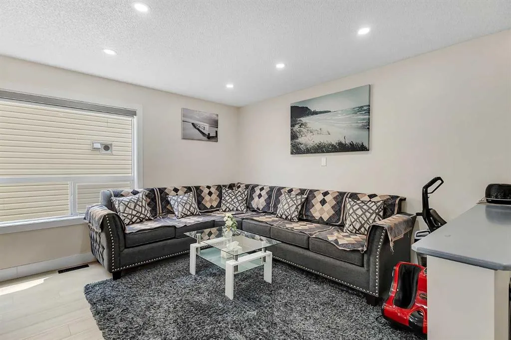 16 Saddletree Close NE