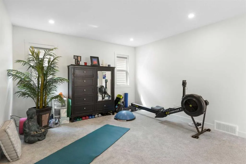 1387 Bayview Crescent SW
