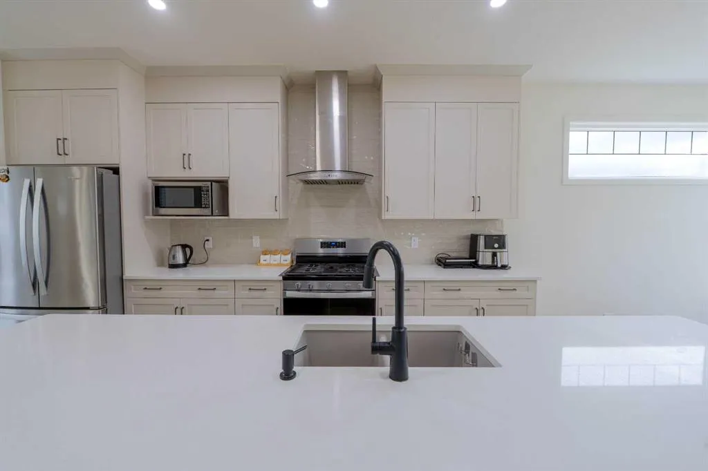 117 Midtown Close SW