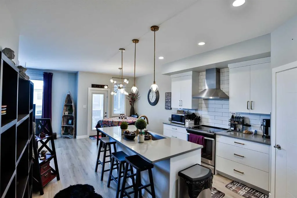 526 Devonia Road W