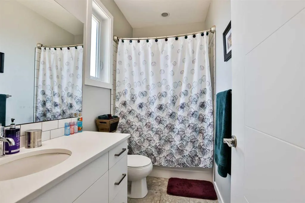 526 Devonia Road W