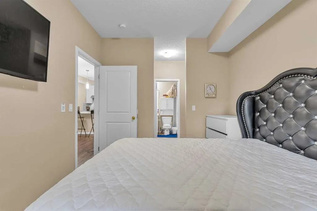 20 Mahogany Mews SE, #104