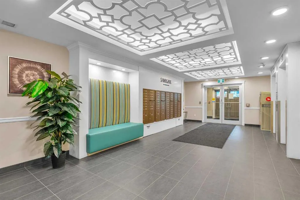 20 Mahogany Mews SE, #104