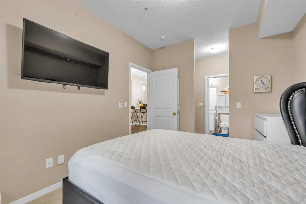 20 Mahogany Mews SE, #104