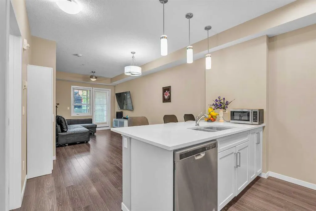 20 Mahogany Mews SE, #104