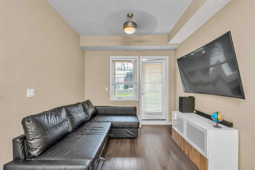 20 Mahogany Mews SE, #104