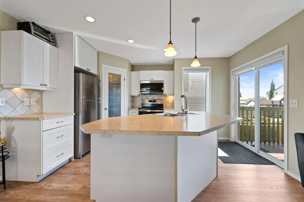 232 Covebrook Close NE