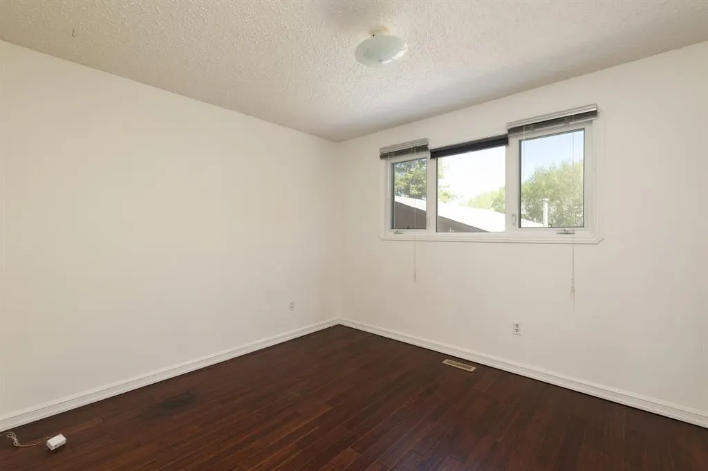 128 Ermine Crescent
