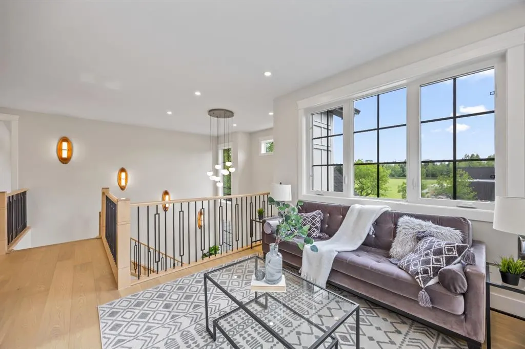 12 Vardana Place NW